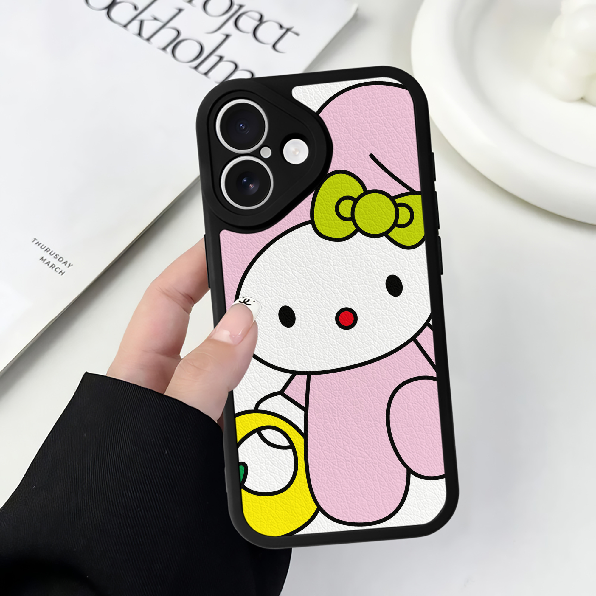 （画像用） Hello Kitty ハローキティ 【iPhone 16シリーズ対応】シリコンスマホケース（レザー調） 材質：シリコン